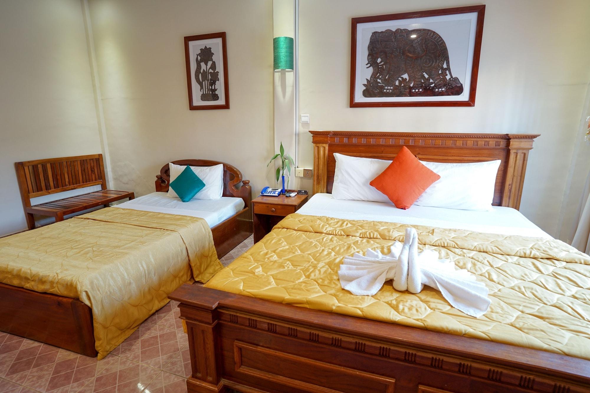 Royal Hotel พระตะบอง ภายนอก รูปภาพ