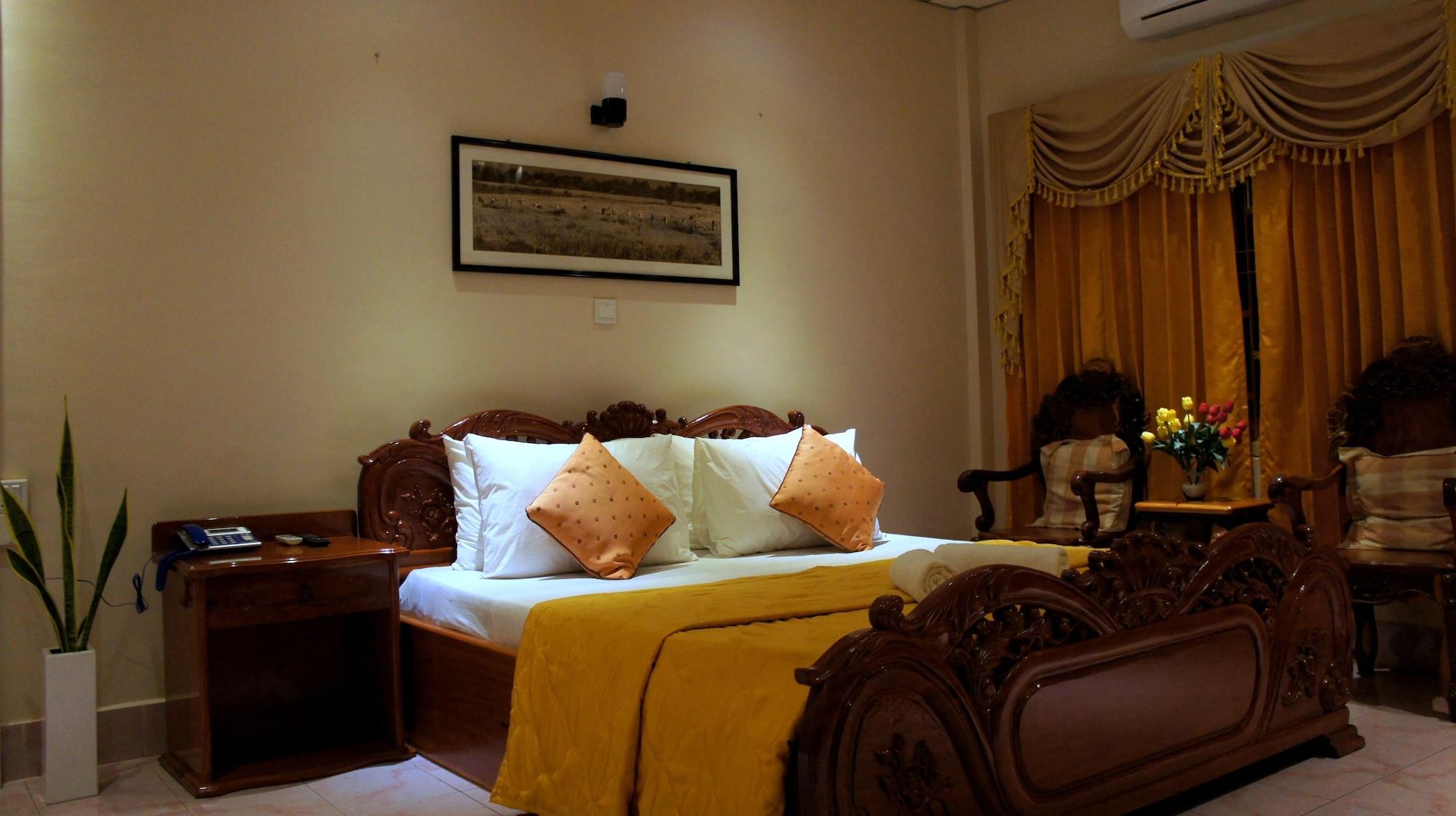Royal Hotel พระตะบอง ภายนอก รูปภาพ