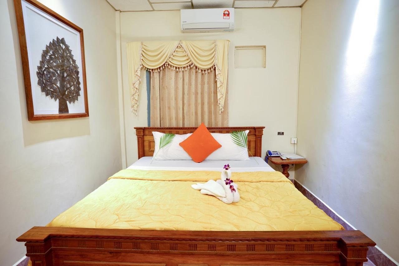 Royal Hotel พระตะบอง ภายนอก รูปภาพ