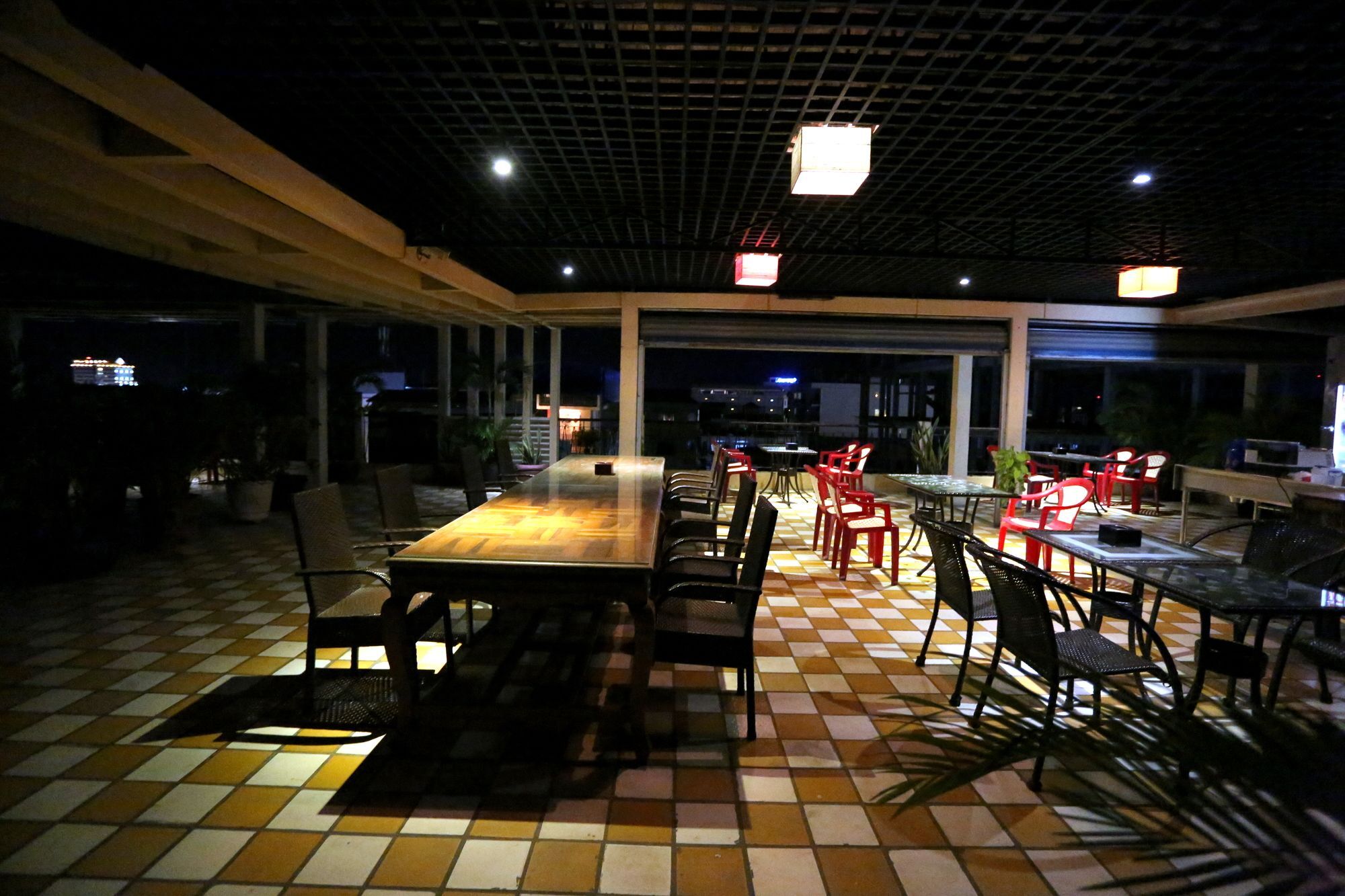 Royal Hotel พระตะบอง ภายนอก รูปภาพ