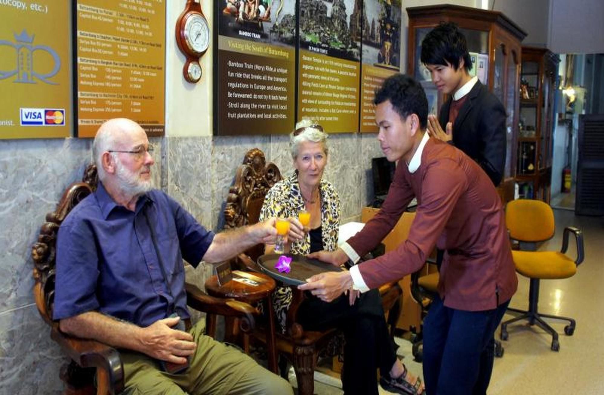 Royal Hotel พระตะบอง ภายนอก รูปภาพ