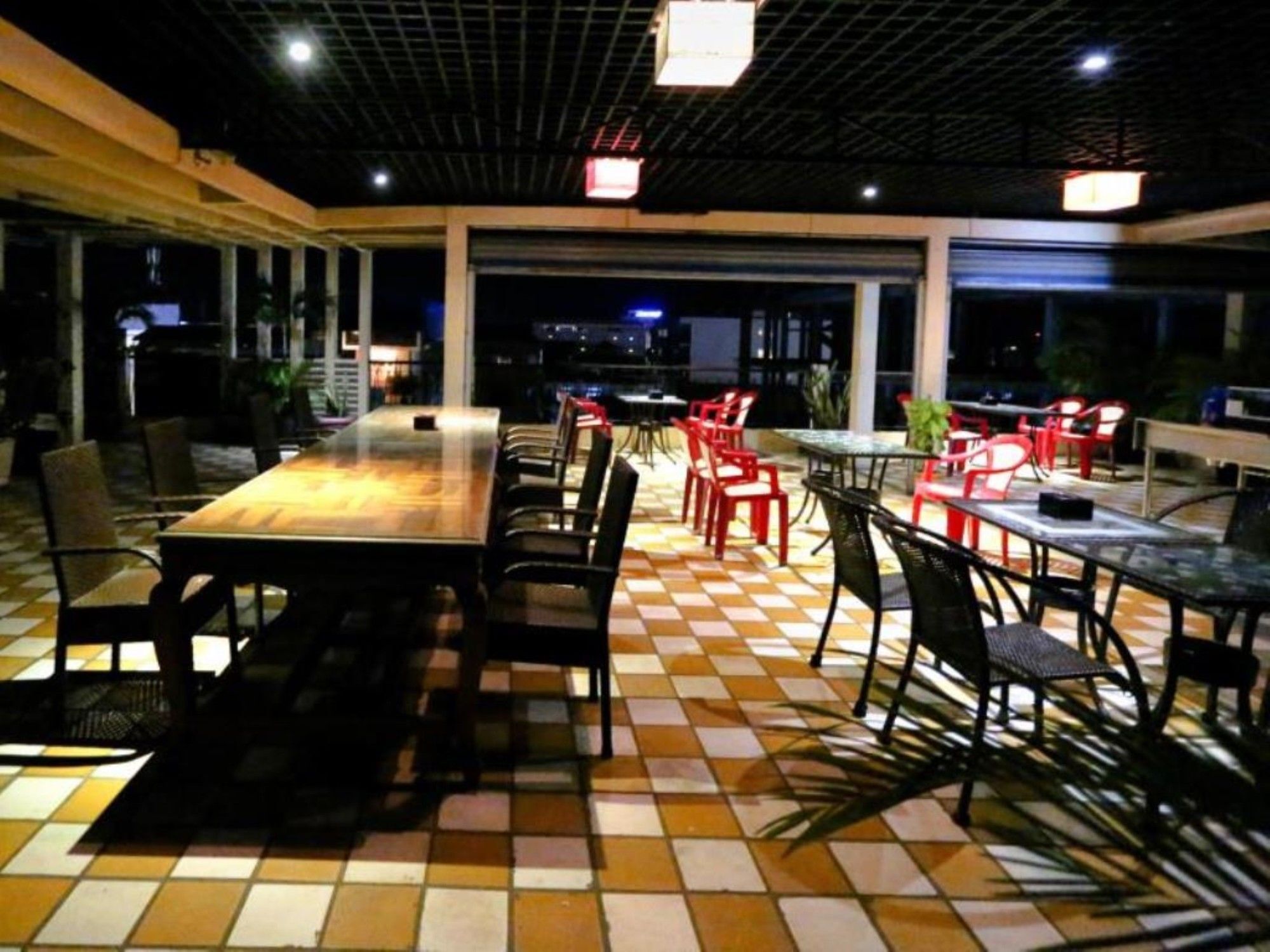 Royal Hotel พระตะบอง ภายนอก รูปภาพ